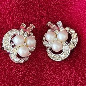 LOVELY VINTAGE PEARL AND RHINESTONE BAGUETTES CLIP EARRINGS